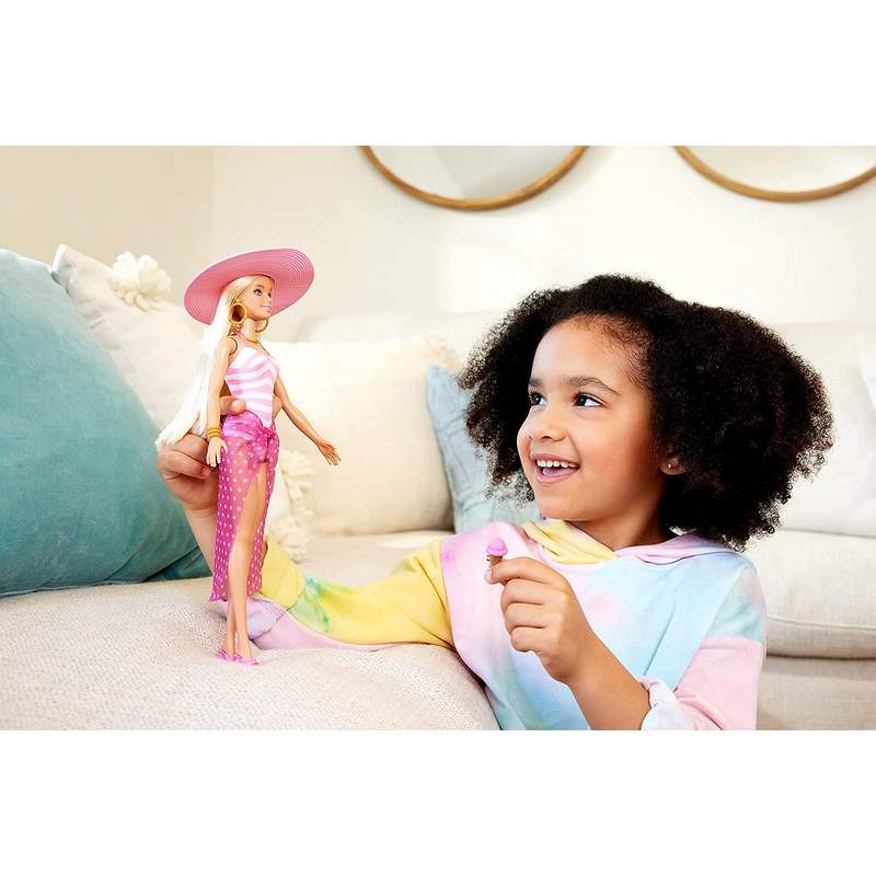 Barbie ?Blonde Doll with Pink and White Swimsuit, Sun Hat, Tote Bag and Beach-Themed Accessories For Girls 3-12 Years