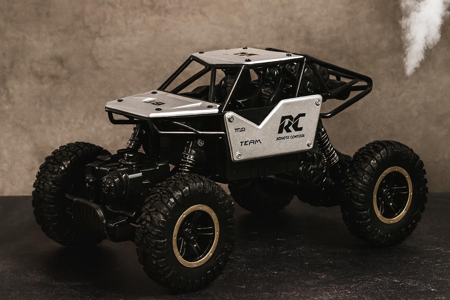 Braintastic 1:16 Big Rock Crawler Monster Truck with Spray, Metal Body Rechargeable RC Off Road Car with High Strength Shockers for Kids and Adults (Silver)